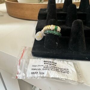 Elegant Green and Gold Emerald Ring